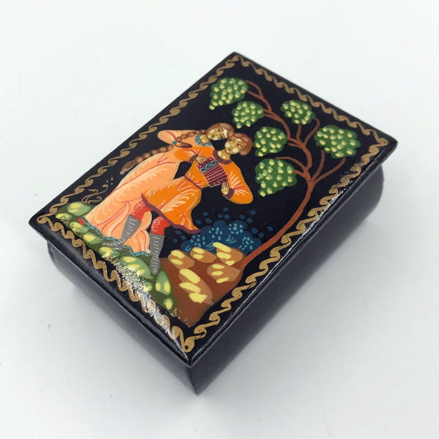 洋書 Russian Lacquered Miniatures Russian Hand Painted Lacquered Box Figures Under Tree