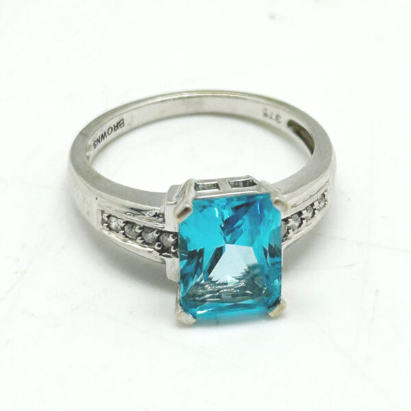 Topaz 9ct White Gold Cocktail Ring