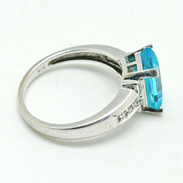 Topaz 9ct White Gold Cocktail Ring