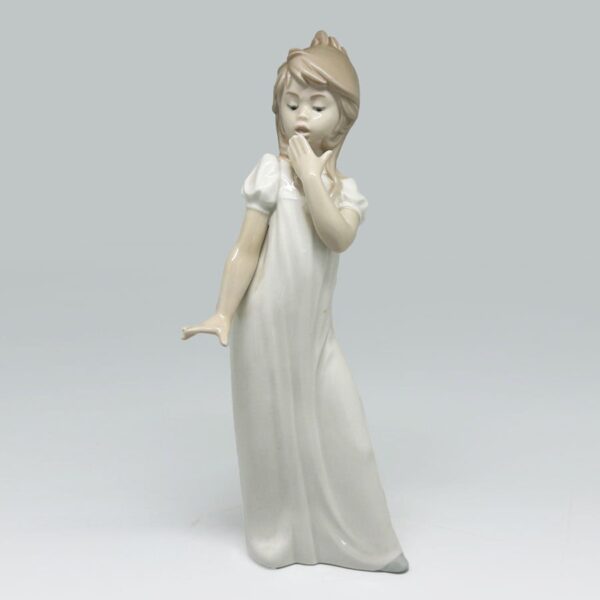 リヤドロ Lladro Nao by Lladro Girl Yawning Vintage NAO by Lladro - 