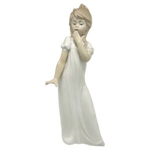 Nao Lladro  Figurine Girl Yawning
