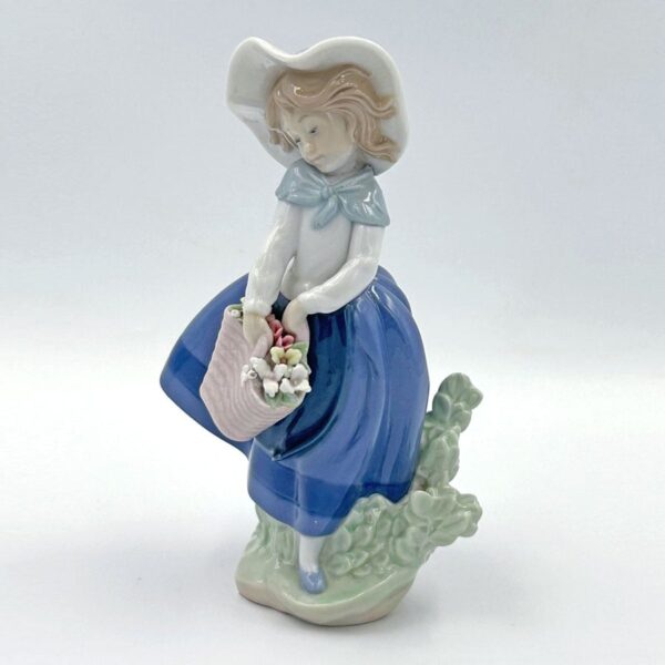 Lladro Pretty Pickings Figurine 5222