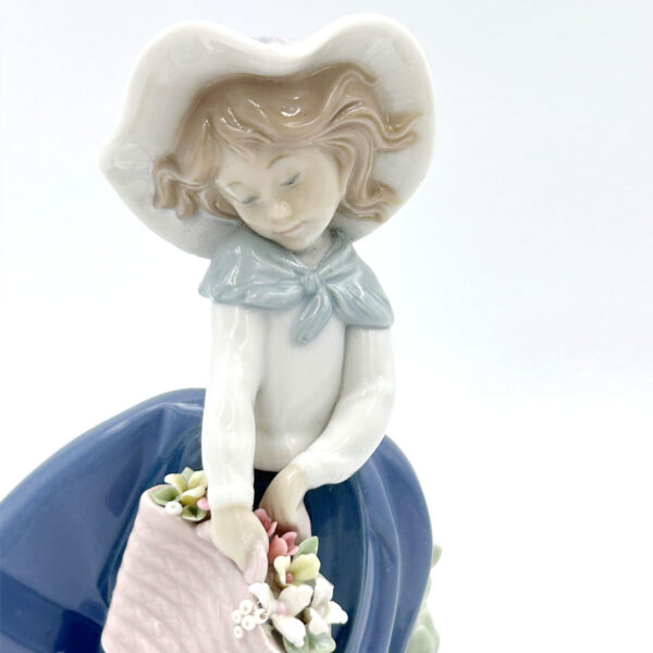 Lladro Pretty Pickings Figurine 5222