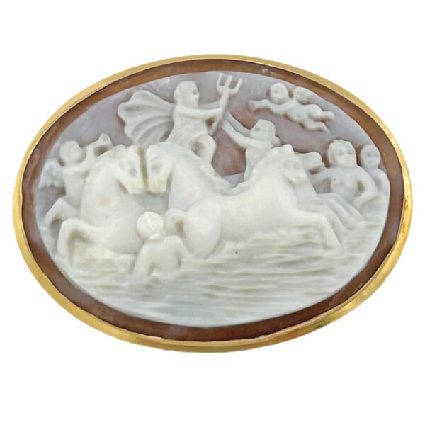 18ct Gold Conch Shell Purple Hue Cameo Brooch