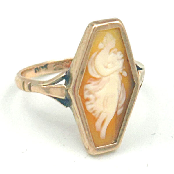 9ct Gold Lady Holding Flowers Cameo Carved Conch Shell Ring
