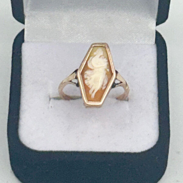 9ct Gold Lady Holding Flowers Cameo Carved Conch Shell Ring