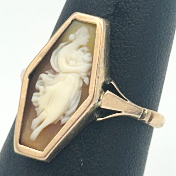9ct Gold Lady Holding Flowers Cameo Carved Conch Shell Ring