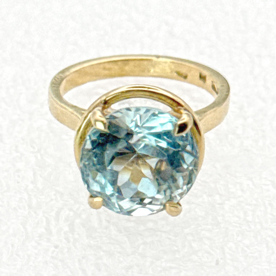 18ct Gold Aquamarine Dress Ring - Clyde on 4th Antiques & Collectables