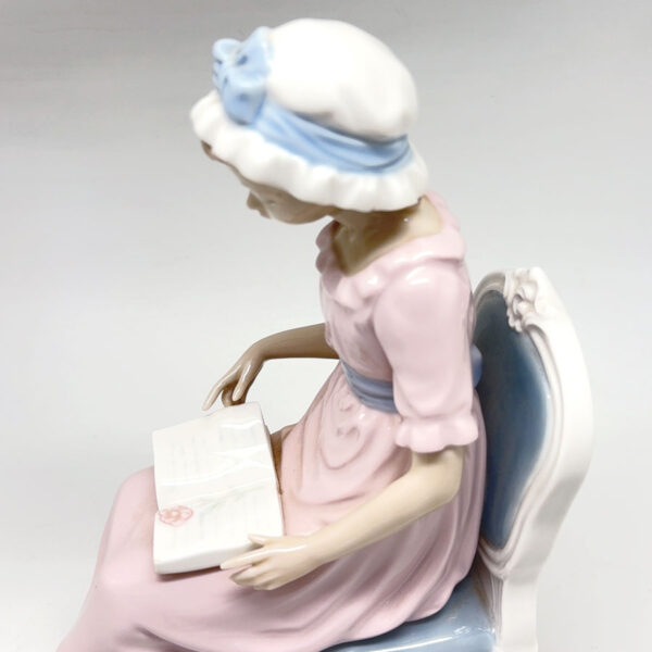 Lladro  Figurine A Good Book Girl Reading