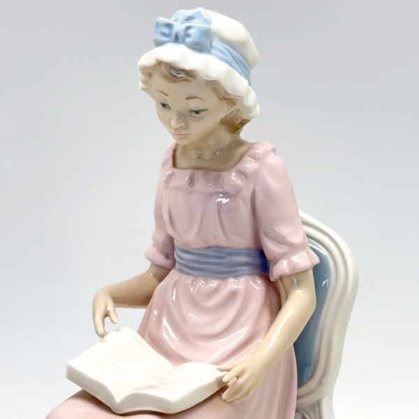 Lladro  Figurine A Good Book Girl Reading