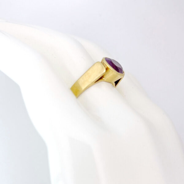 18ct Yellow Gold Amethyst Ring