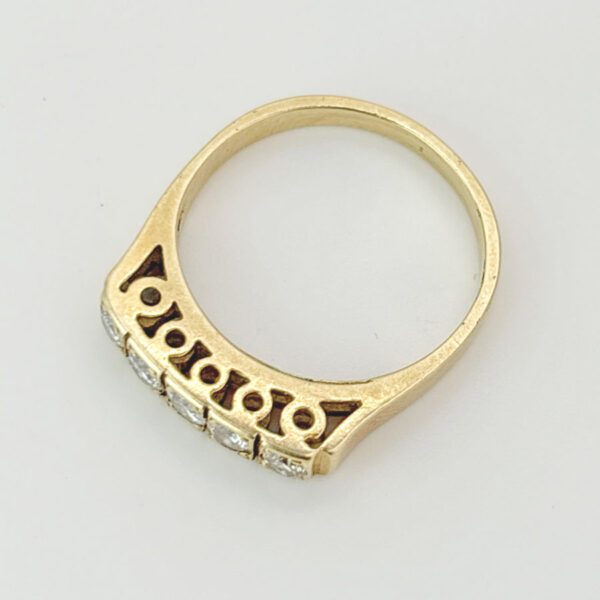 18ct Yellow Gold Diamond Ring