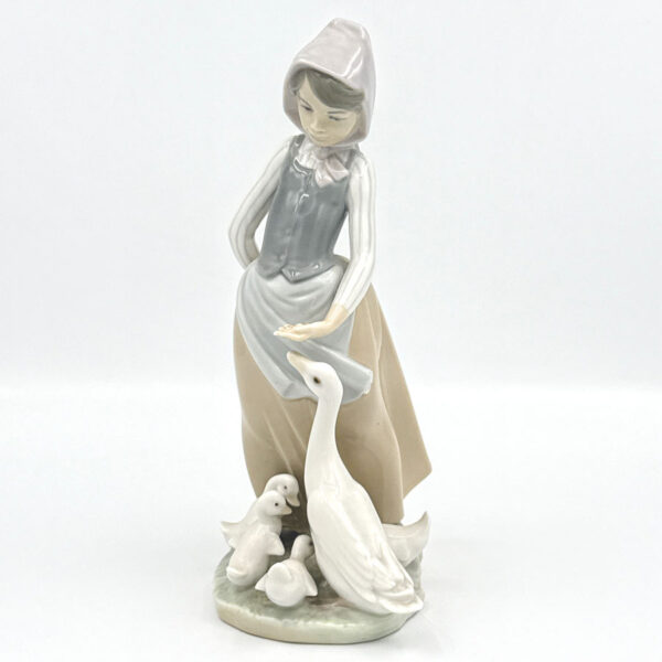 Lladro Figurine Girl With Flowers Feeding Time 1277