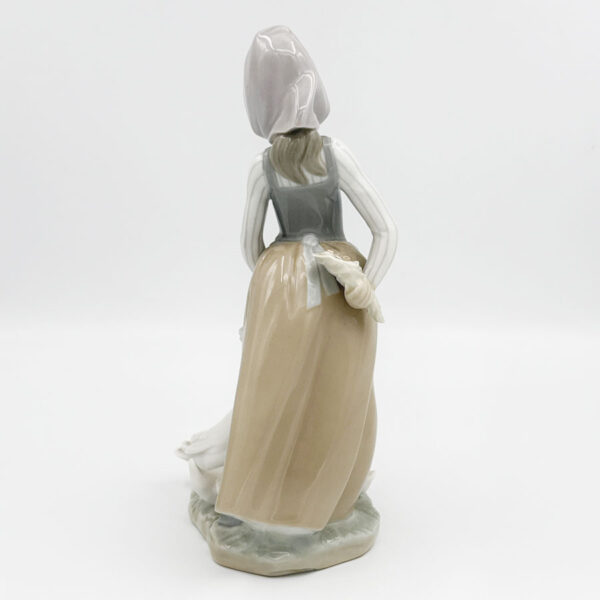 Lladro Figurine Girl With Flowers Feeding Time 1277