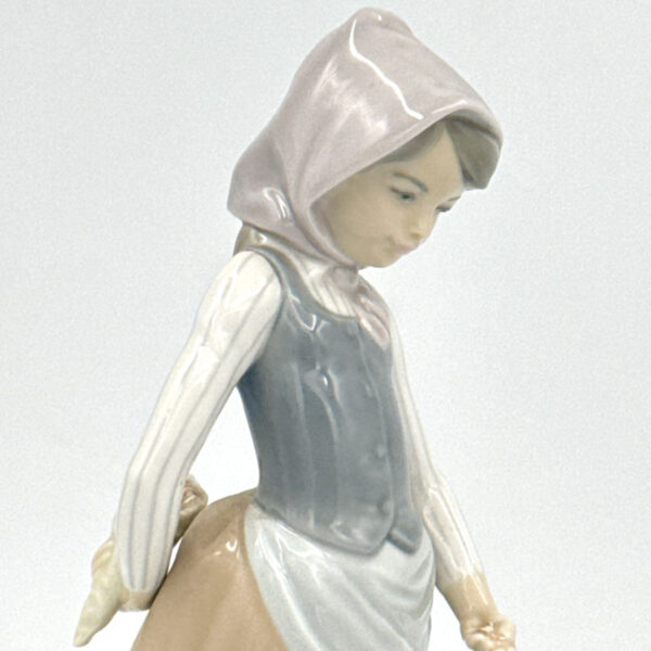 Lladro Figurine Girl With Flowers Feeding Time 1277