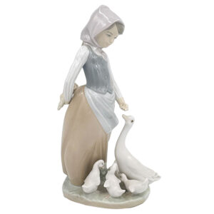 Lladro Figurine Girl With Flowers Feeding Time 1277