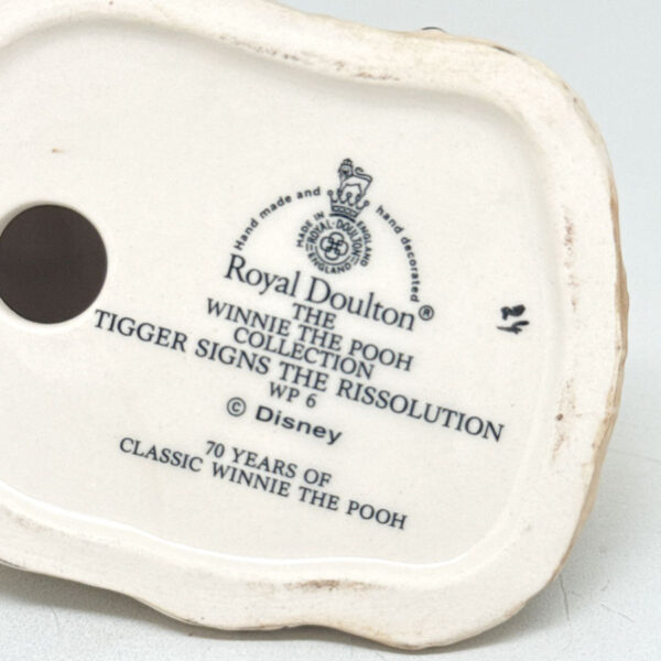 Royal Doulton Disney Figurine Winnie the Pooh Tigger Signs The Rissolution WP6