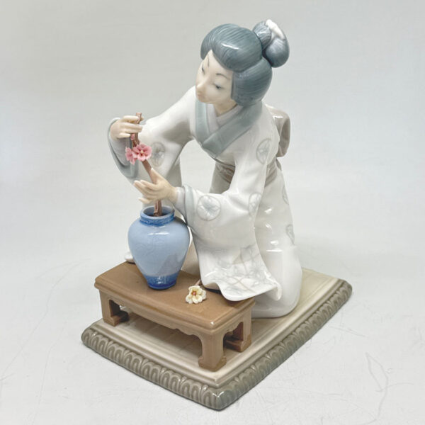 Lladro Japanese Geisha Arranging Flowers 4840
