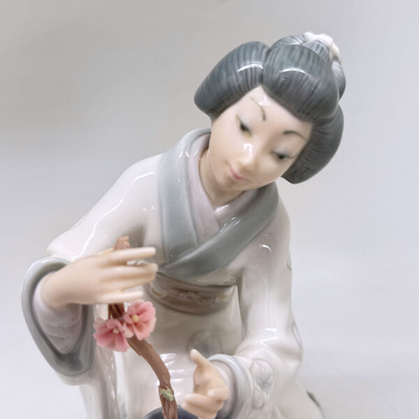 Lladro Japanese Geisha Arranging Flowers 4840