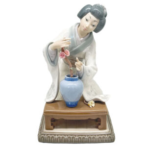 Lladro Japanese Geisha Arranging Flowers 4840