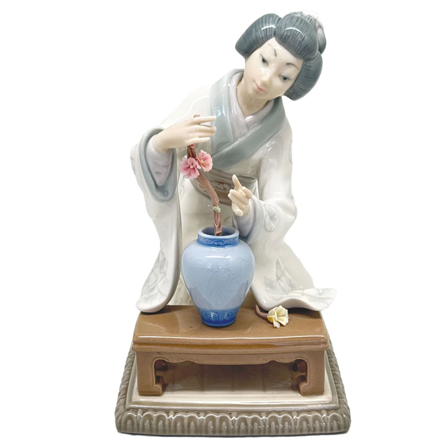 Lladro Archives - Clyde on 4th Antiques & Collectables