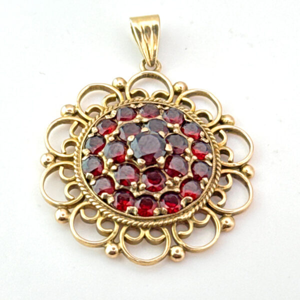 9ct Gold Lovely Daisy Garnet Set Pendant