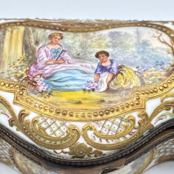 La Courtille French Georgian Porcelain Box 1771-1840