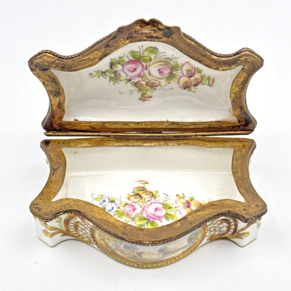 La Courtille French Georgian Porcelain Box 1771-1840
