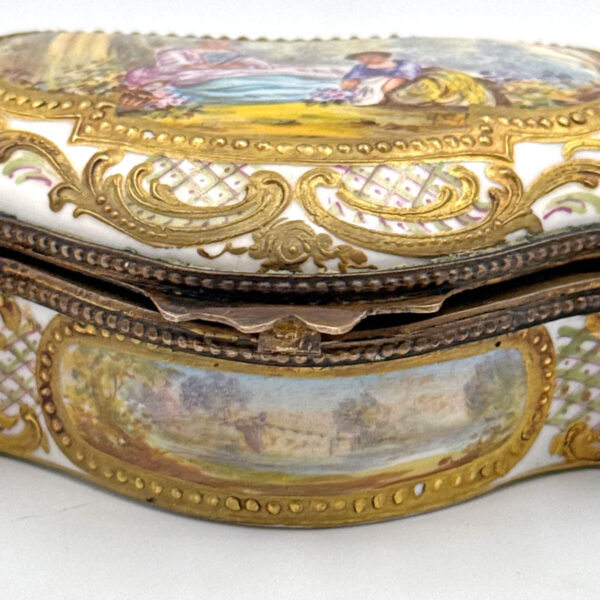 La Courtille French Georgian Porcelain Box 1771-1840