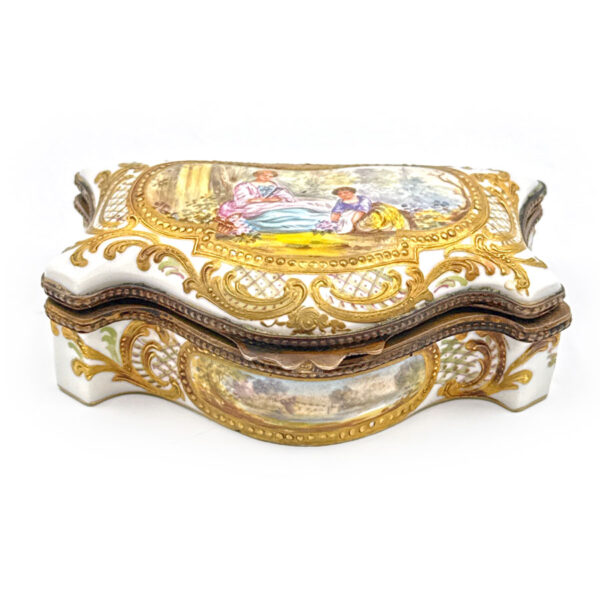 La Courtille French Georgian Porcelain Box 1771-1840