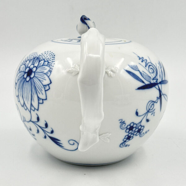 Meissen Onion Pattern Tea Pot On Trivet Warmer