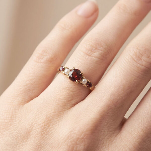 18ct Gold Ring with Garnet and Split Pearl London 1959