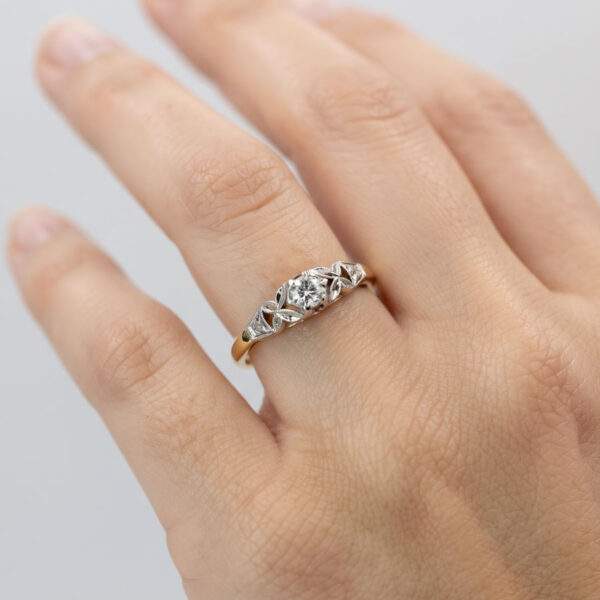 18ct  Gold Solitaire Illusion Set Diamond Ring