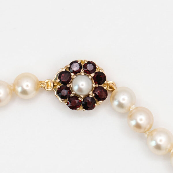 9ct Gold Garnet and Pearl Clasp  Cultured Pearl Necklace Zeeta