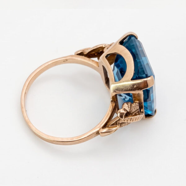 9ct Gold Blue Topaz Cocktail Ring