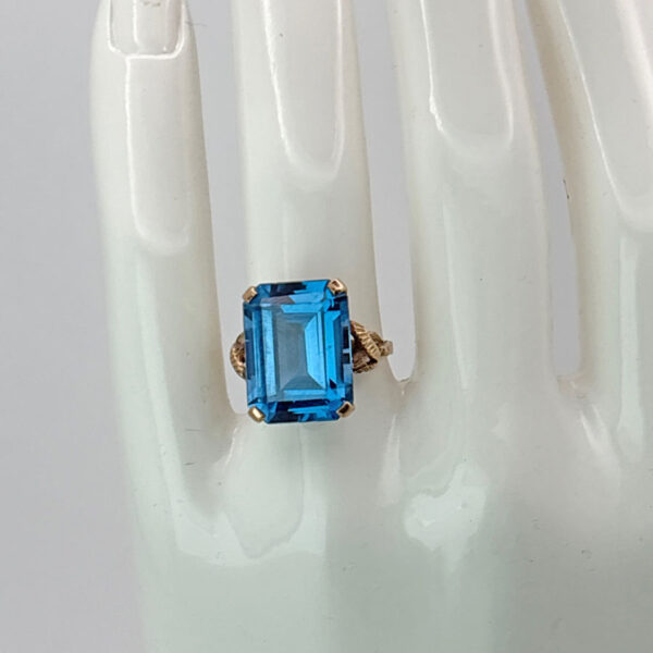 9ct Gold Blue Topaz Cocktail Ring