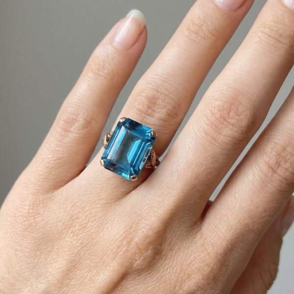 9ct Gold Blue Topaz Cocktail Ring